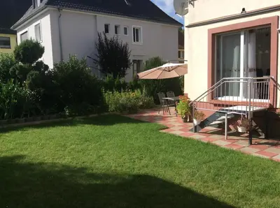 Ein Garten an der Unterkunft URS Ferienwohnung Wertheim