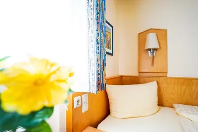 Ein Bett oder Betten in einem Zimmer der Unterkunft Hotel Sauer Garni