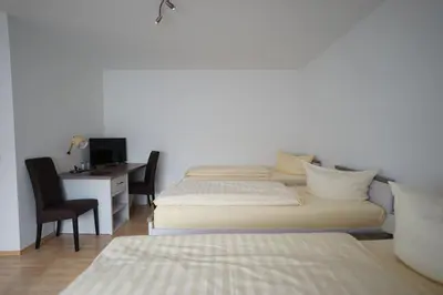 Ein Bett oder Betten in einem Zimmer der Unterkunft Hotel Sauer Garni