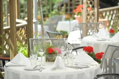 Ein Restaurant oder anderes Speiselokal in der Unterkunft Hotel Monika