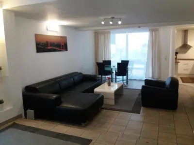 Ein Sitzbereich in der Unterkunft Appartement Confidence, Monteurwohnung