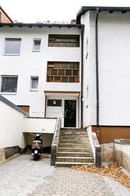 Das Gebäude in dem sich das Privatzimmer befindet