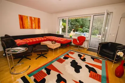 Ein Sitzbereich in der Unterkunft Modernes und gemütliches Designerzimmer