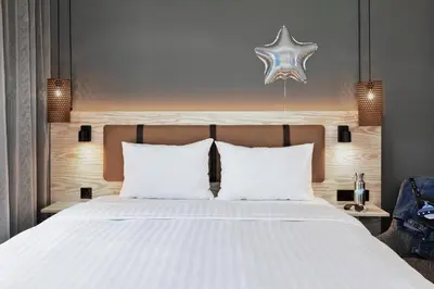 Ein Bett oder Betten in einem Zimmer der Unterkunft Moxy Darmstadt