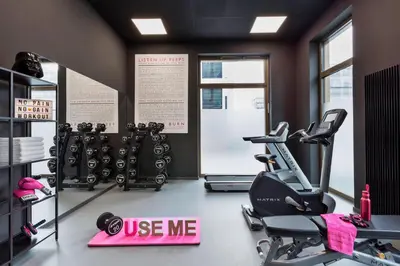 Das Fitnesscenter und/oder die Fitnesseinrichtungen in der Unterkunft Moxy Darmstadt
