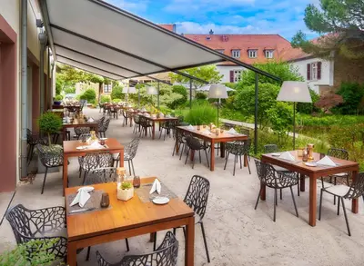 Ein Restaurant oder anderes Speiselokal in der Unterkunft Kaisergarten Hotel Deidesheim