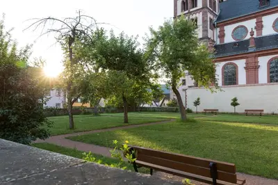 Ein Garten an der Unterkunft EMICH´S Hotel