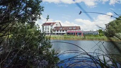 Blick auf einen Fluss in der Nähe des Hotels