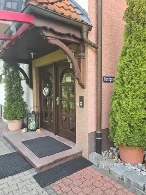 Eine Fassade oder ein Eingang zu Gästehaus Weber