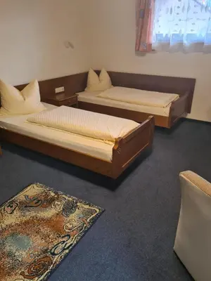 Ein Bett oder Betten in einem Zimmer der Unterkunft Gästehaus Weber