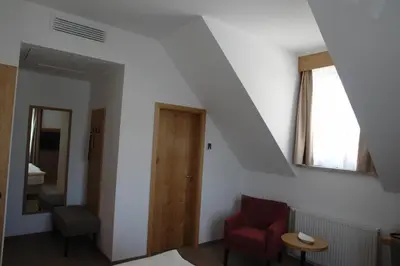 Ein Sitzbereich in der Unterkunft Hotel Kallstadter Hof