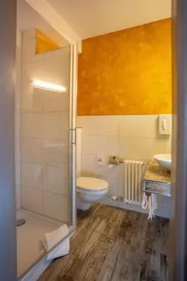 Ein Badezimmer in der Unterkunft Waldhotel Eisenberg