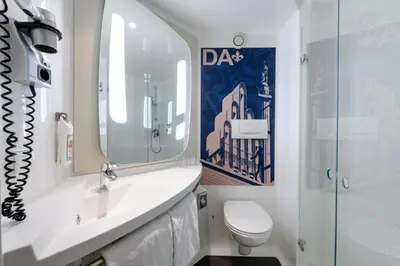 Ein Badezimmer in der Unterkunft T H E Darmstadt