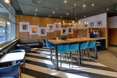 Ein Restaurant oder anderes Speiselokal in der Unterkunft T H E Darmstadt