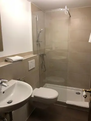 Ein Badezimmer in der Unterkunft Hotel Weingärtner