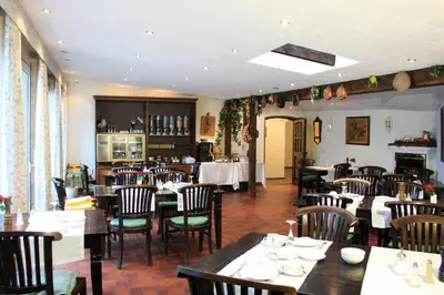 Ein Restaurant oder anderes Speiselokal in der Unterkunft Isenburger Hof
