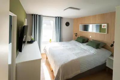 Ein Bett oder Betten in einem Zimmer der Unterkunft HOUSE 756 MAINZ - DESIGN-FERIENHAUS, 4 Schlafzimmer, 3 Bäder, SAUNA & Kamin
