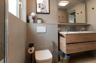 Ein Badezimmer in der Unterkunft HOUSE 756 MAINZ - DESIGN-FERIENHAUS, 4 Schlafzimmer, 3 Bäder, SAUNA & Kamin