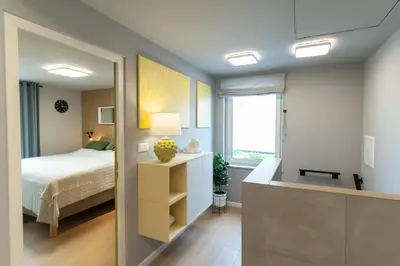 Ein Bett oder Betten in einem Zimmer der Unterkunft HOUSE 756 MAINZ - DESIGN-FERIENHAUS, 4 Schlafzimmer, 3 Bäder, SAUNA & Kamin