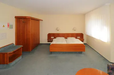Ein Bett oder Betten in einem Zimmer der Unterkunft Alfa Apartment Hotel