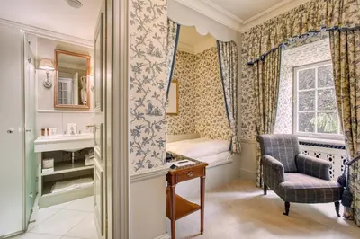 Ein Sitzbereich in der Unterkunft Wald & Schlosshotel Friedrichsruhe