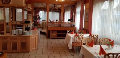 Ein Restaurant oder anderes Speiselokal in der Unterkunft MyRooms - Margaretenhof