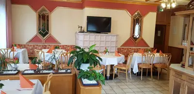 Ein Restaurant oder anderes Speiselokal in der Unterkunft MyRooms - Margaretenhof