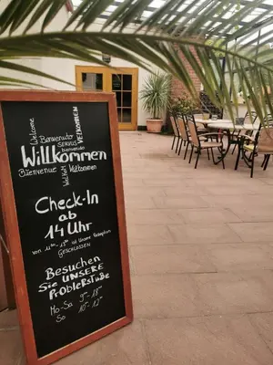 Ein Restaurant oder anderes Speiselokal in der Unterkunft Das Landhotel Weingut Gernert