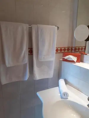 Ein Badezimmer in der Unterkunft Das Landhotel Weingut Gernert