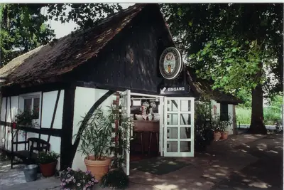 Ein Garten an der Unterkunft Jagdschloss Mönchbruch