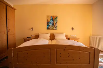 Ein Bett oder Betten in einem Zimmer der Unterkunft Gästehaus Hellmer