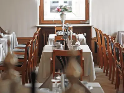Ein Restaurant oder anderes Speiselokal in der Unterkunft Hotel Villa Brenner