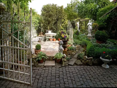 Ein Garten an der Unterkunft Hotel Villa Brenner
