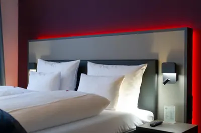 Ein Bett oder Betten in einem Zimmer der Unterkunft Qube Hotel Bahnstadt