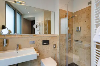 Ein Badezimmer in der Unterkunft Qube Hotel Bahnstadt