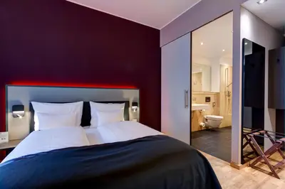 Ein Bett oder Betten in einem Zimmer der Unterkunft Qube Hotel Bahnstadt
