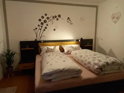 Ein Bett oder Betten in einem Zimmer der Unterkunft An den Kleeäckern 4 Haus mit Herz