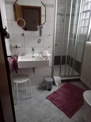 Ein Badezimmer in der Unterkunft An den Kleeäckern 4 Haus mit Herz