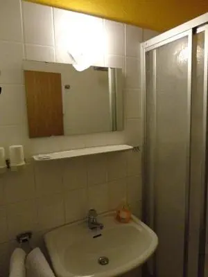 Ein Badezimmer in der Unterkunft Hotel Arheilger Hof