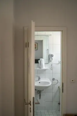 Ein Badezimmer in der Unterkunft The Dubliner Hotel & Irish Pub