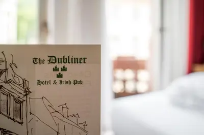 Ein Bett oder Betten in einem Zimmer der Unterkunft The Dubliner Hotel & Irish Pub