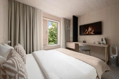 Ein Bett oder Betten in einem Zimmer der Unterkunft Hotel Bergamo Modern & zentral in Ludwigsburg 24h Check in 3 Min zum Schloss nachhaltiges Hotel in Holzbauweise