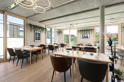 Ein Restaurant oder anderes Speiselokal in der Unterkunft Hotel Bergamo Modern & zentral in Ludwigsburg 24h Check in 3 Min zum Schloss nachhaltiges Hotel in Holzbauweise