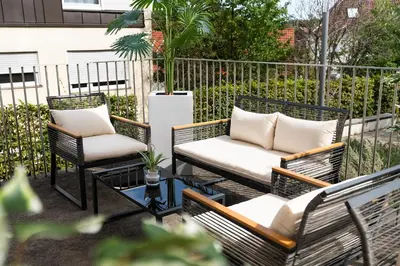 Ein Sitzbereich in der Unterkunft Hotel Bergamo Modern & zentral in Ludwigsburg 24h Check in 3 Min zum Schloss nachhaltiges Hotel in Holzbauweise
