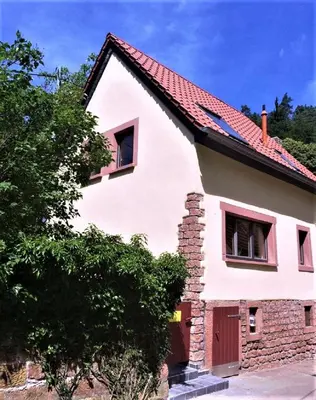 Das Gebäude in dem sich das Ferienhaus befindet
