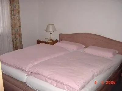 Ein Bett oder Betten in einem Zimmer der Unterkunft pension Helga