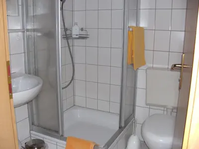 Ein Badezimmer in der Unterkunft pension Helga