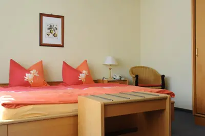 Ein Bett oder Betten in einem Zimmer der Unterkunft pension Helga