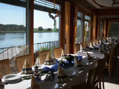 Blick auf einen Fluss in der Nähe des Hotels