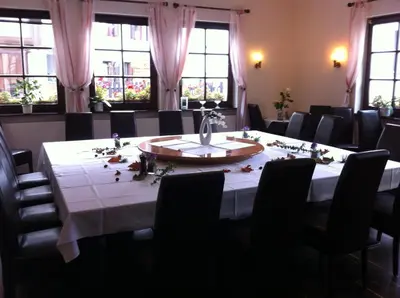 Ein Restaurant oder anderes Speiselokal in der Unterkunft Marktschänke